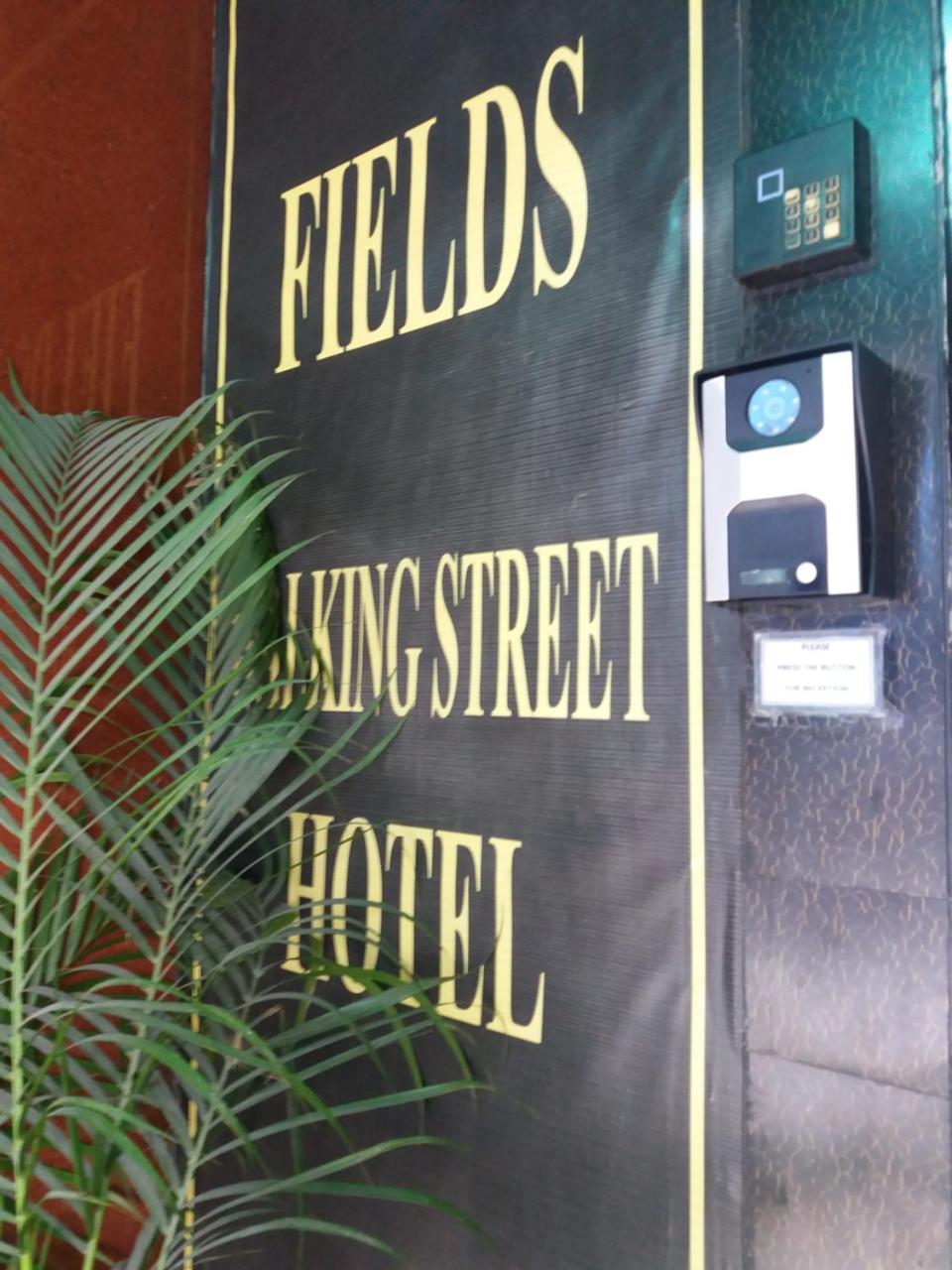 Fields Walking Street Hotel Angeles Exterior photo